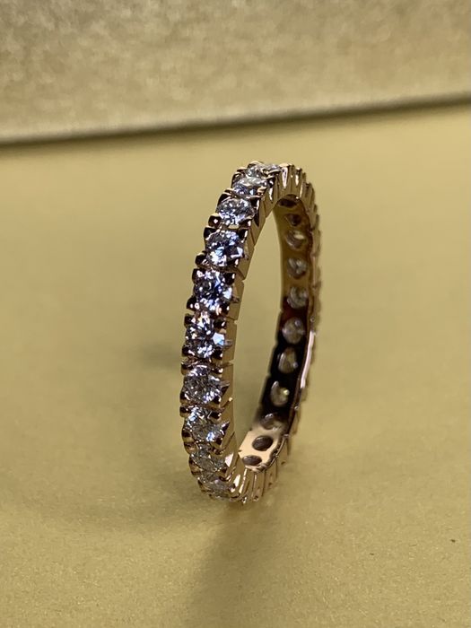 Золота каблучка з діамантами в стилі Cartier.