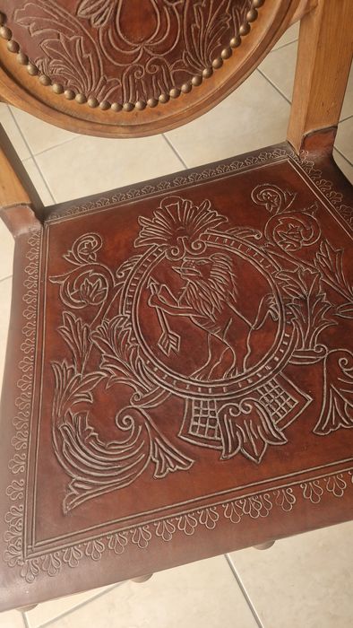 Cadeira em madeira maciça