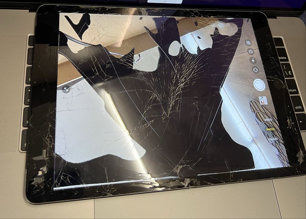 Продам планшет розбитий apple iPad 9th generation 32gb lte 3G a2603
