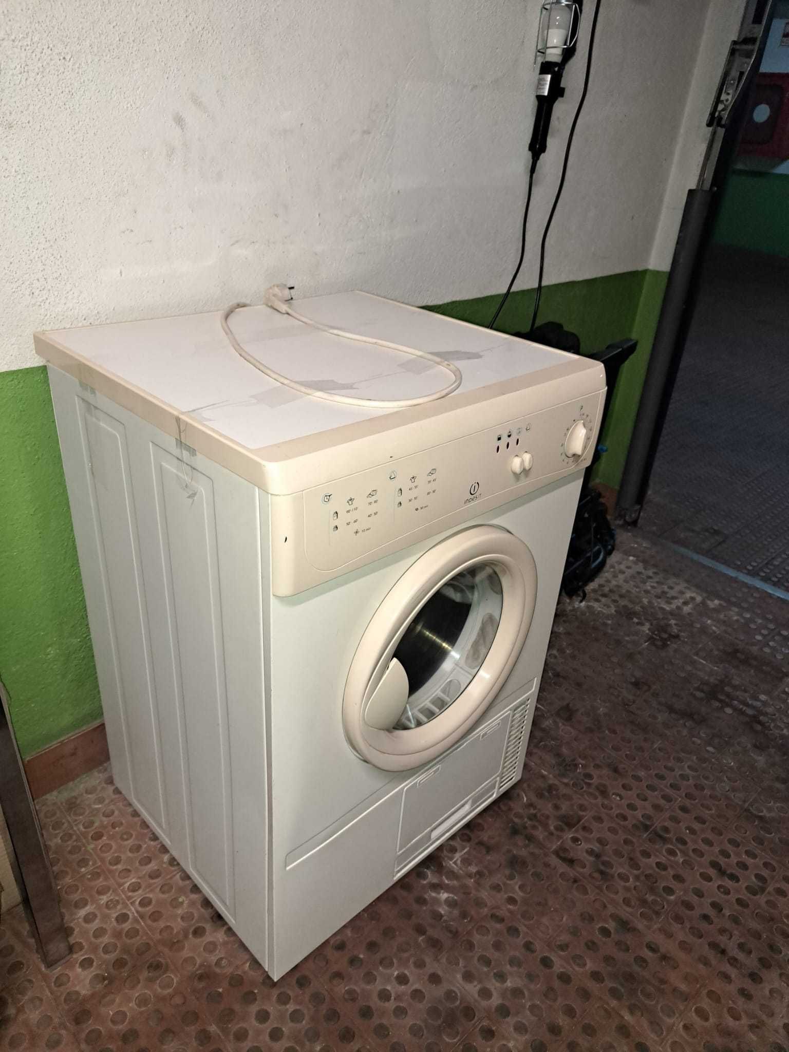 Máquina de secar roupa Indesit
