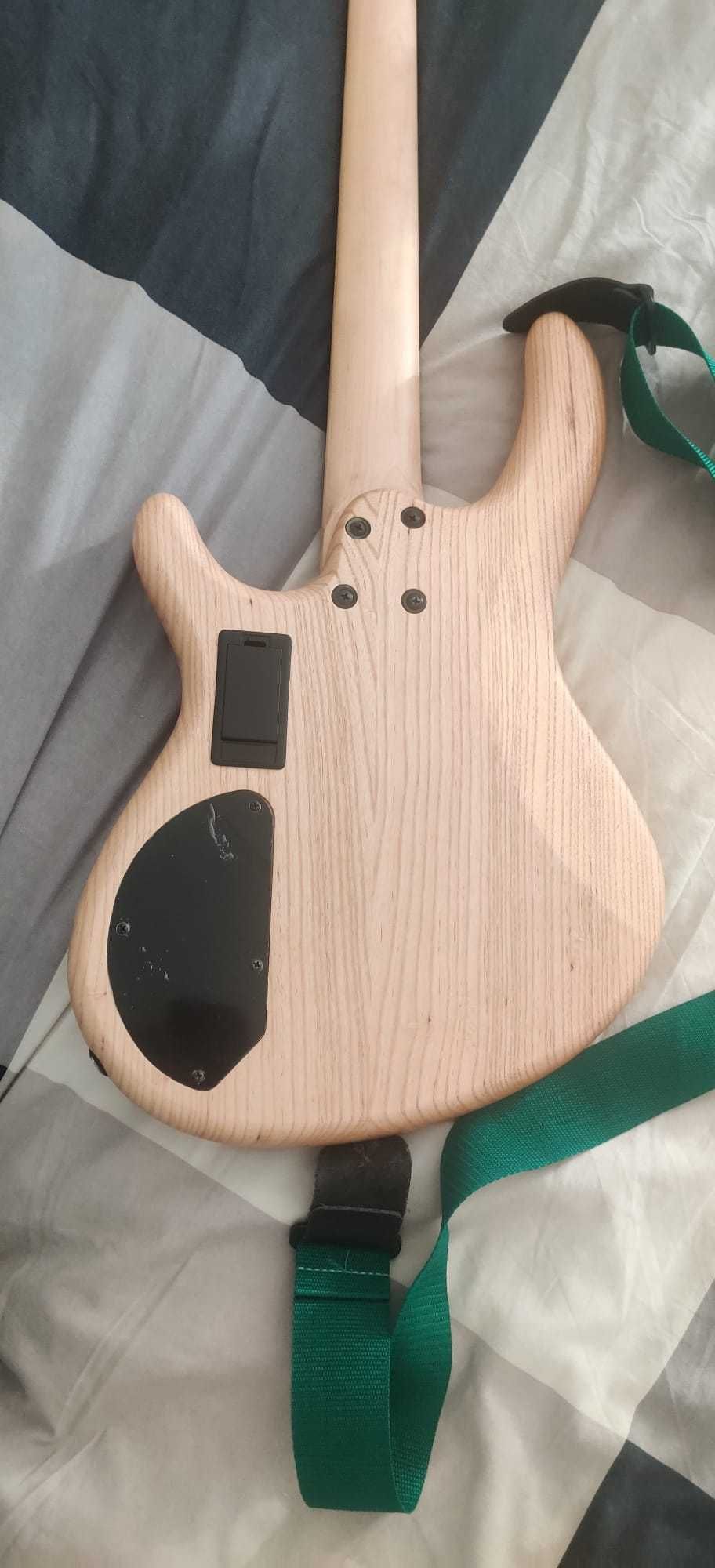 Baixo elétrico Cort Action DLX
