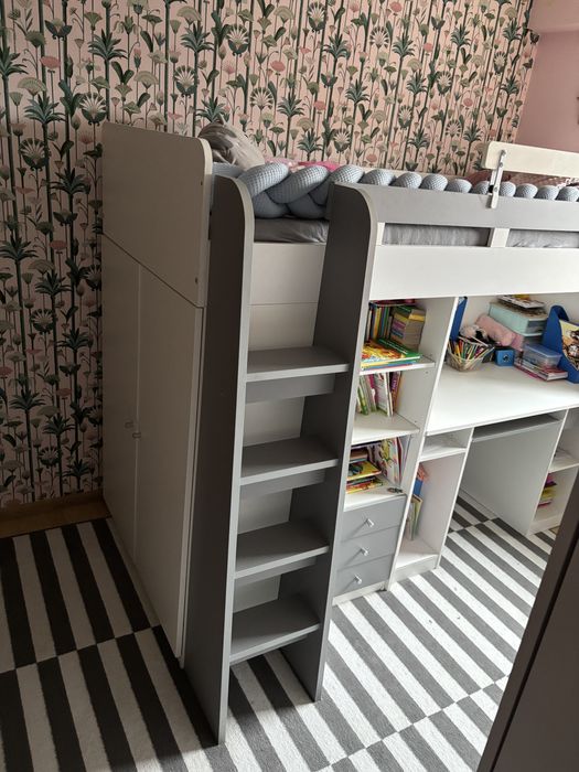 Łóżko piętrowe z biurkiem i szafą