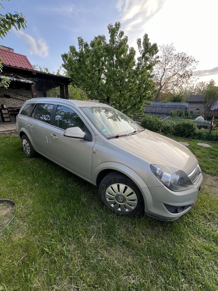 Opel Astra 2010г 1,6