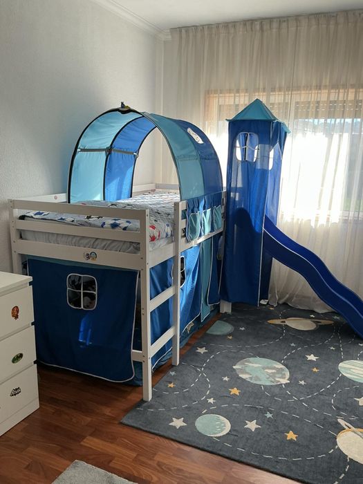 Cama com escorrega, comoda e mesinha cabeceira