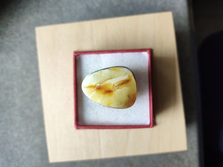 Srebrny pierścionek z bursztynem regulowany srebro