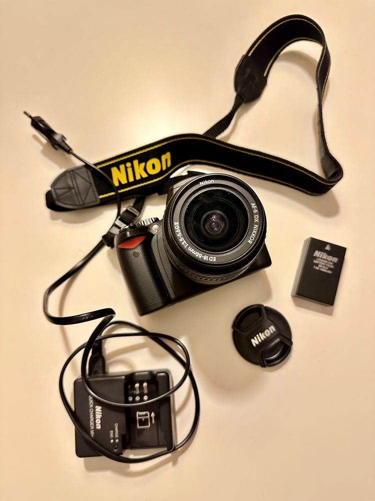 Nikon D60 com objectiva e acessorios .