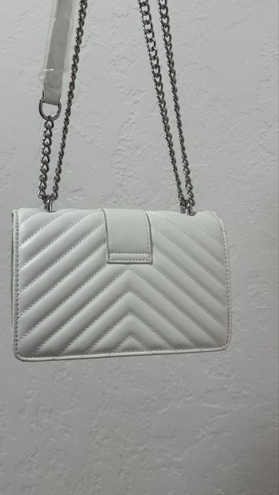 Продам гарну жіночу сумку білу на ланцюжку, вмістка , дешево