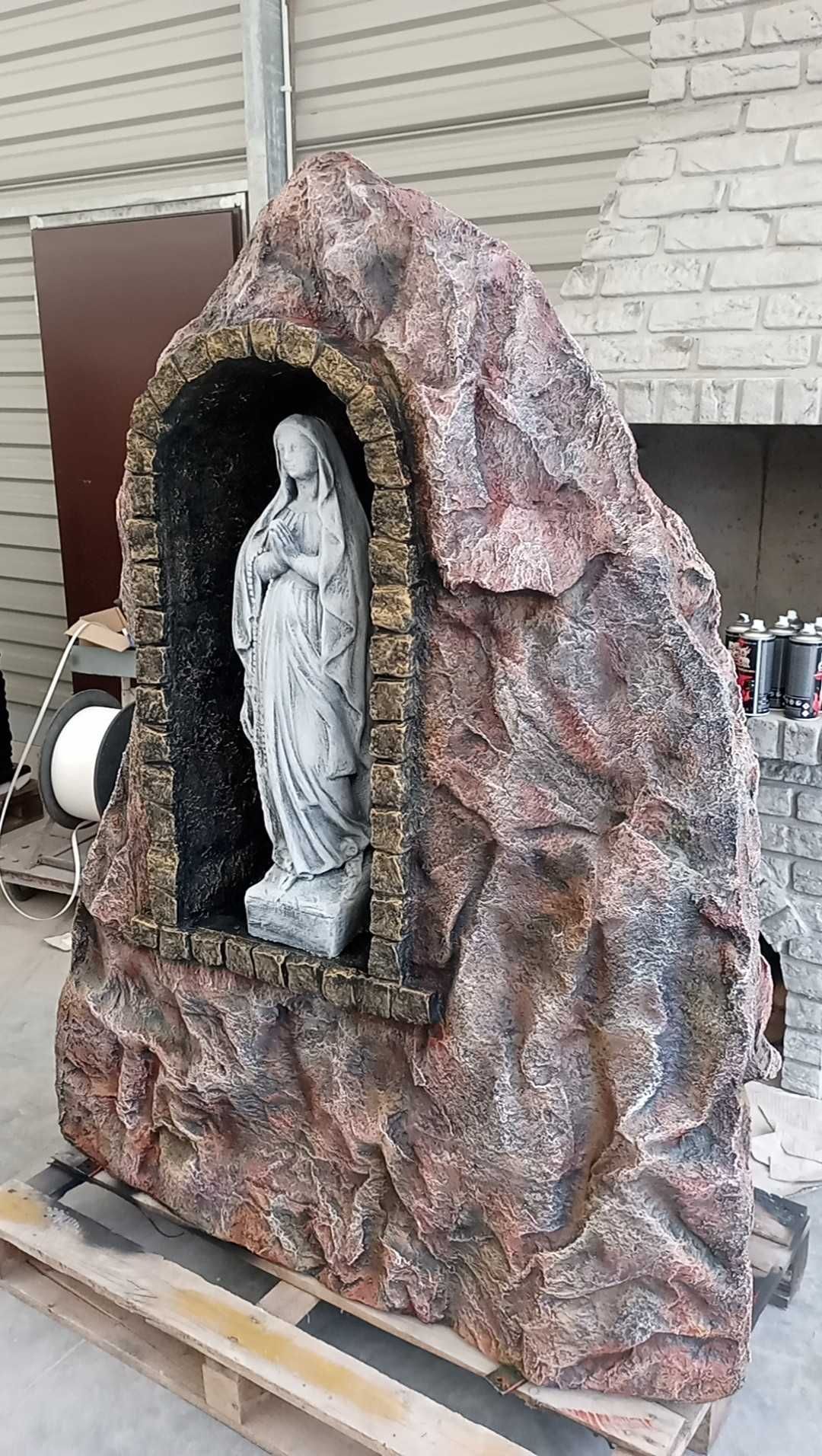 Piękna Grota Figura Matki Boskiej kapliczka