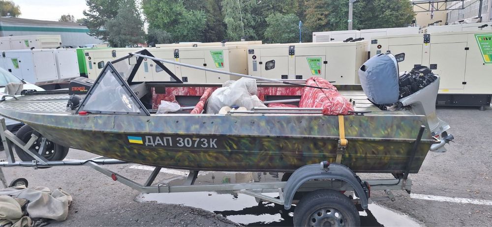 Лодка  КРИМ з лафетом в дуже гарному стані !
