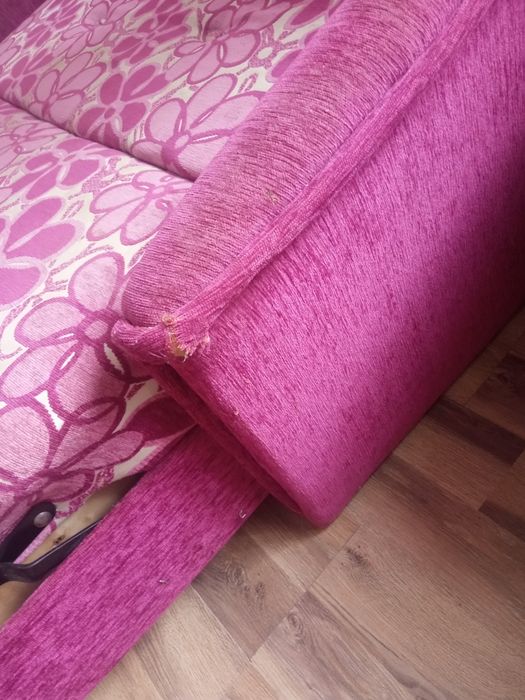 Mała różowa sofa dziecieca używana