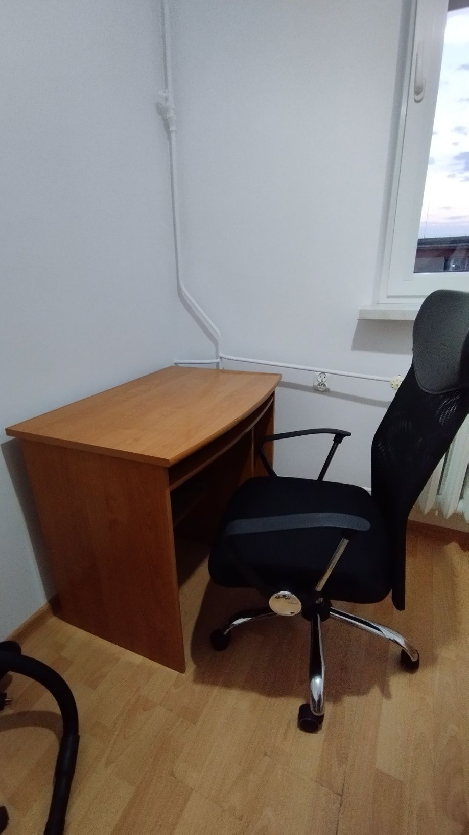 Biurko. Gratis półka