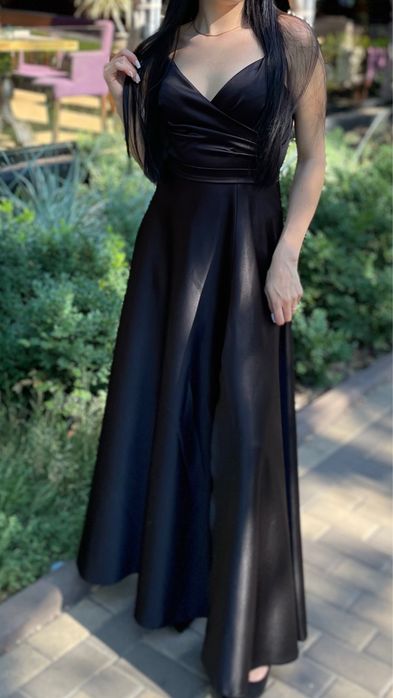 Чорна атласна сукня