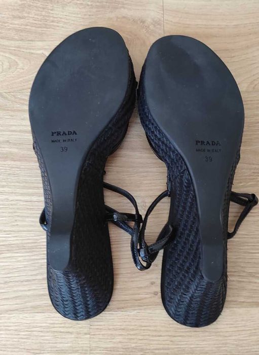 czarne buty Prada na koturnie