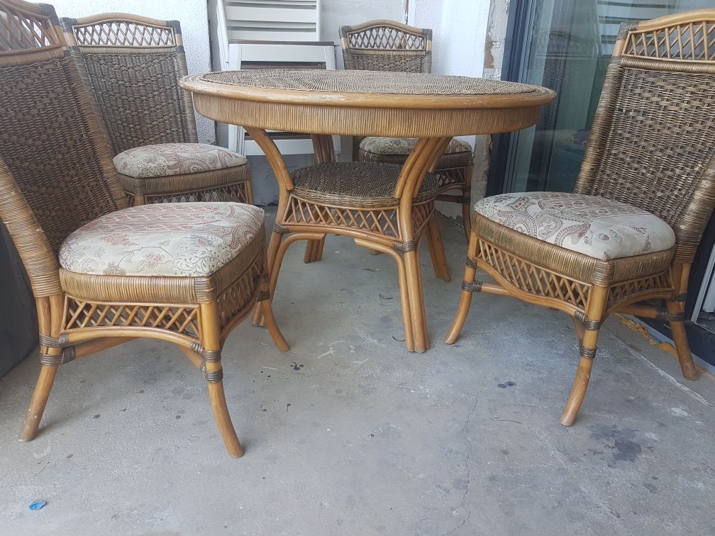 Stół i cztery krzesła rattanowe zestaw mebli ogrodowych