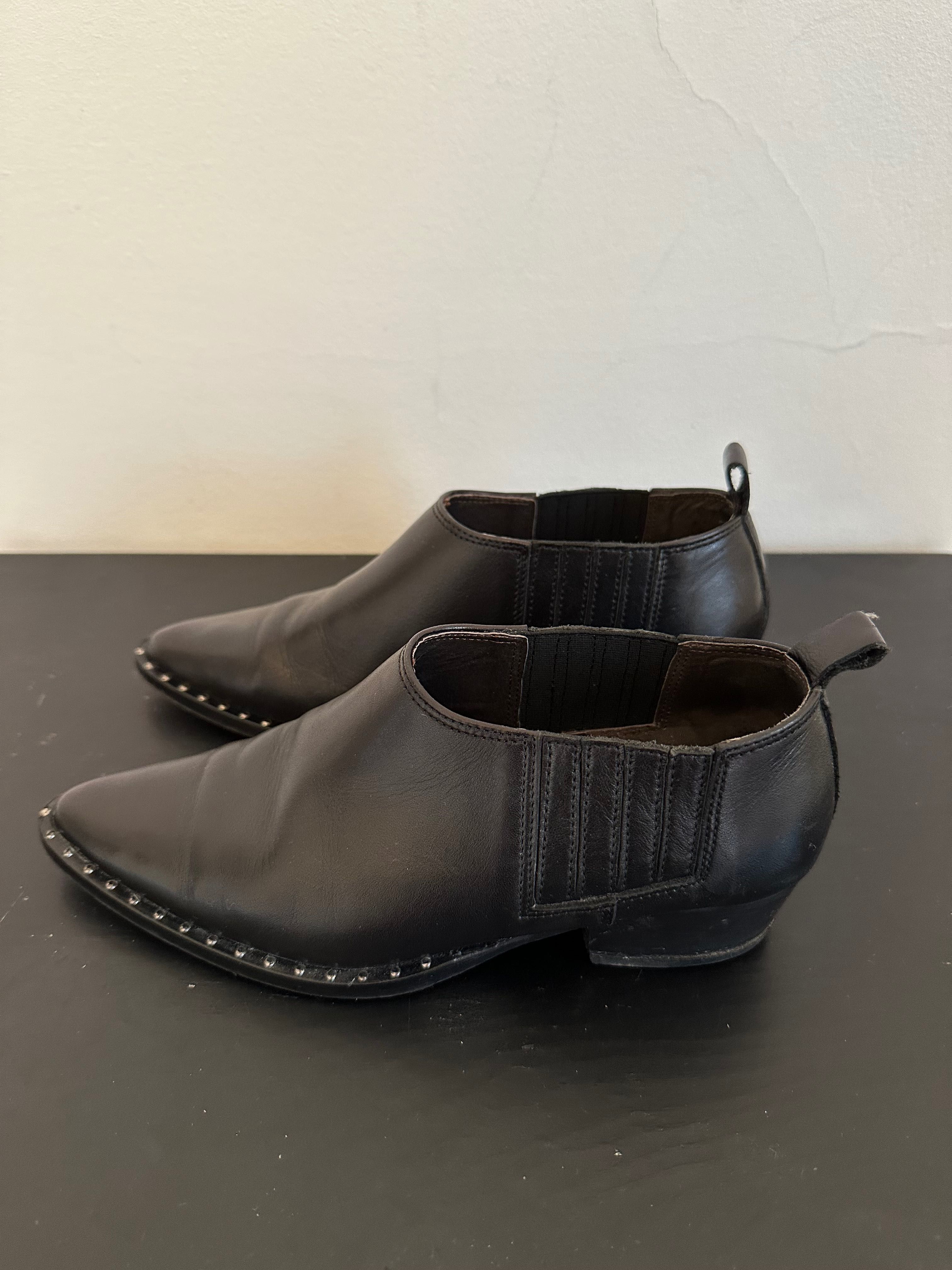 Botins pretos em pele da Clays tamanho 36
