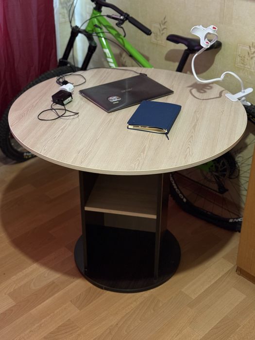 Стіл круглий офісний з нішами під документи