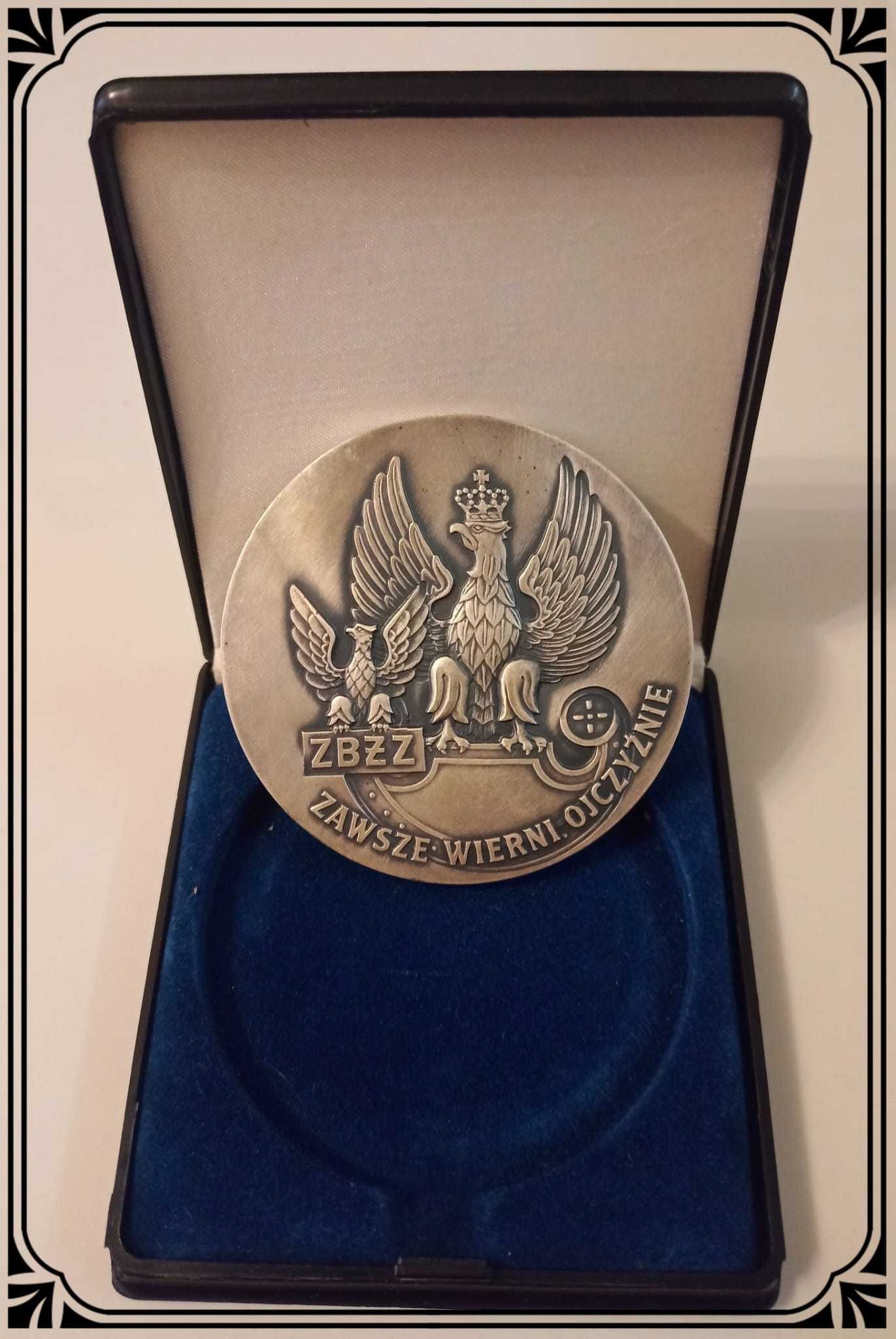 Oryginalny medal z napisem "Zawsze Wierni Ojczyźnie ..."