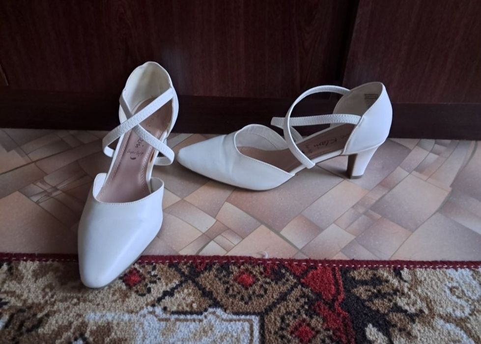 Віддам взуття, кросівки, весільні туфлі, босоніжки