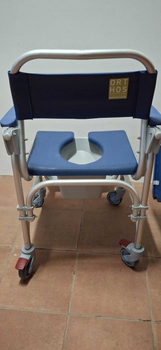 Cadeira de banho /sanita com rodas Marca ORTHOS