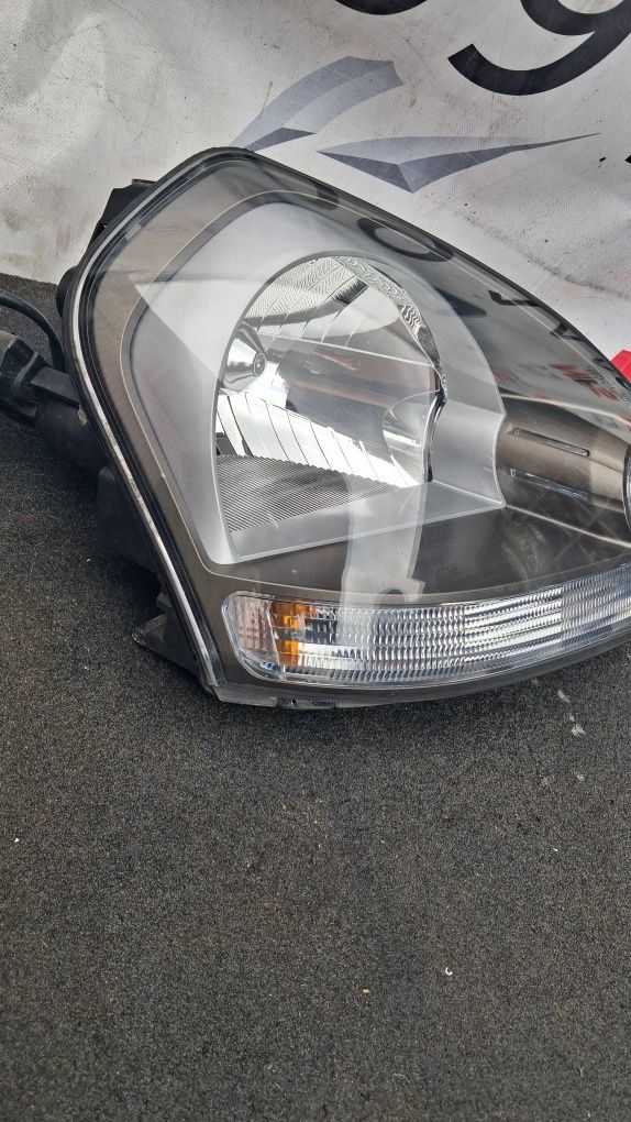 Передня права фара Hyundai Tucson
