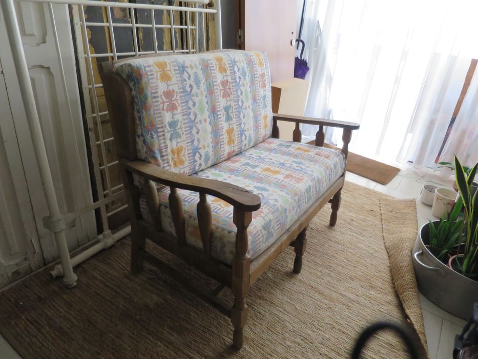 Banco/ sofá em madeira e com estofo