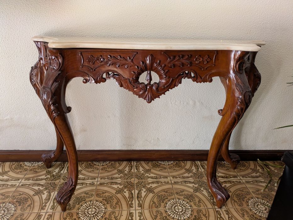 Mesa de hall de entrada em madeira trabalhada com tampo em mármore