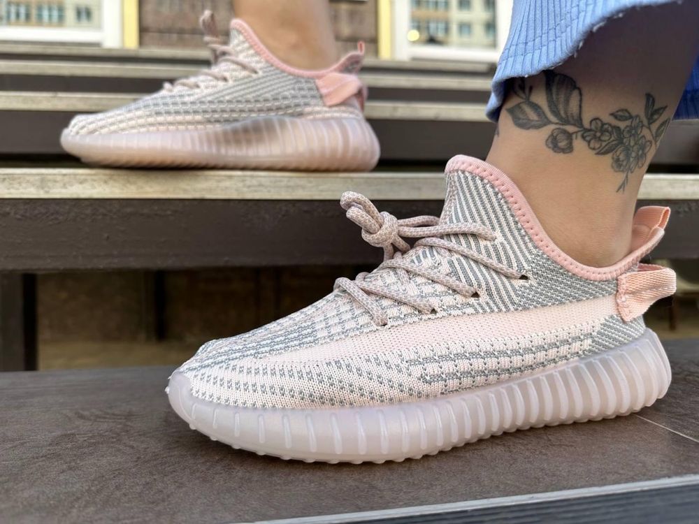 Жіночі кросівки adidas YEEZY BOOST