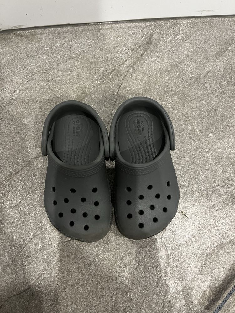 Crocs C7 сірого кольору