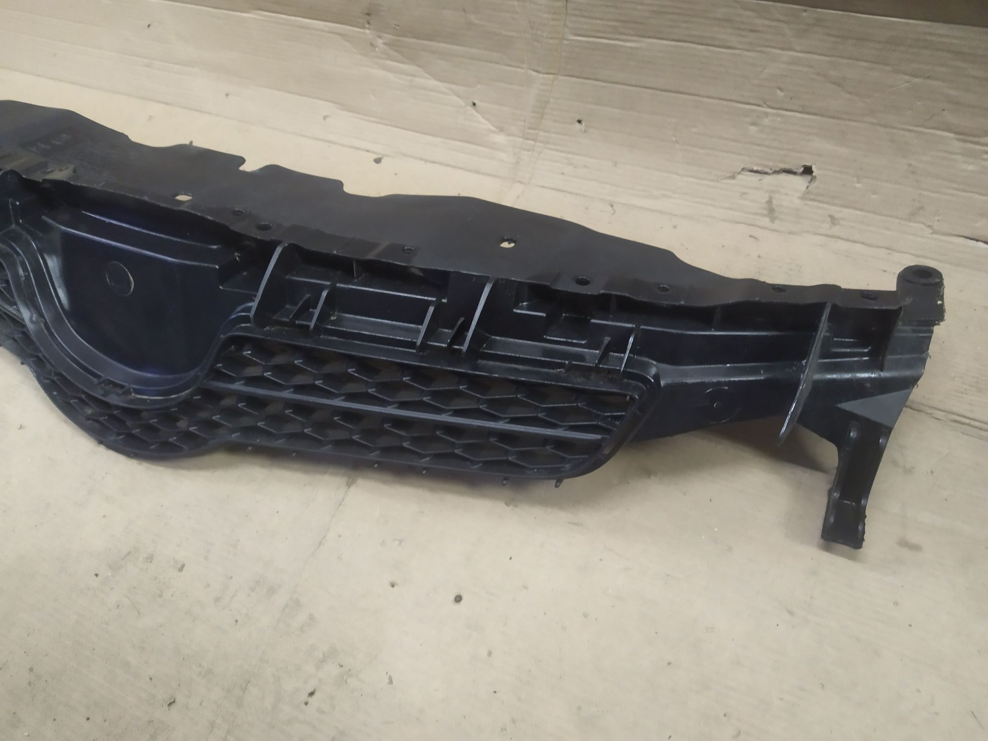 Toyota Auris I 07-10 grill atrapa kratka zderzaka przód