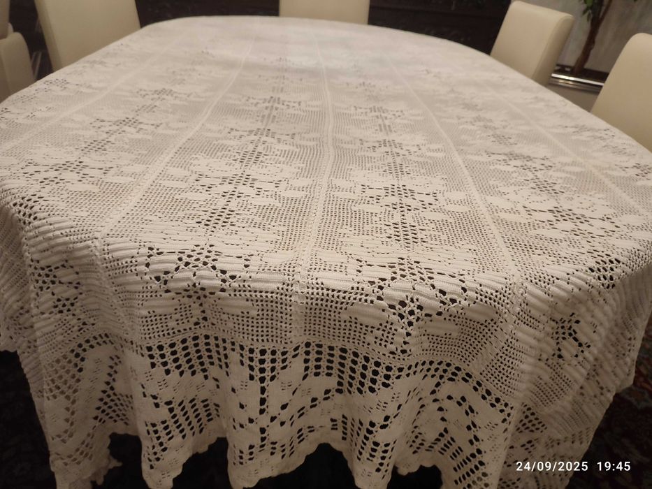 Toalha de mesa de croché, feita à mão de cor branca.