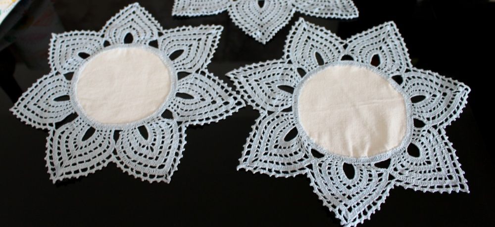 Conjunto de Naprons com renda colorida, azul claro e rosa. Novos!