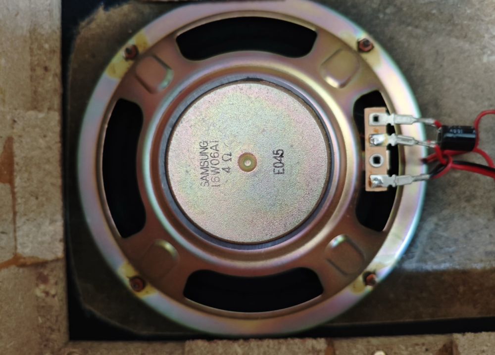 Dwie kolumny Super Dynamic Speaker po 16W.