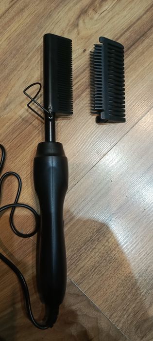 Prostownica do włosów z gorącym grzebieniem.