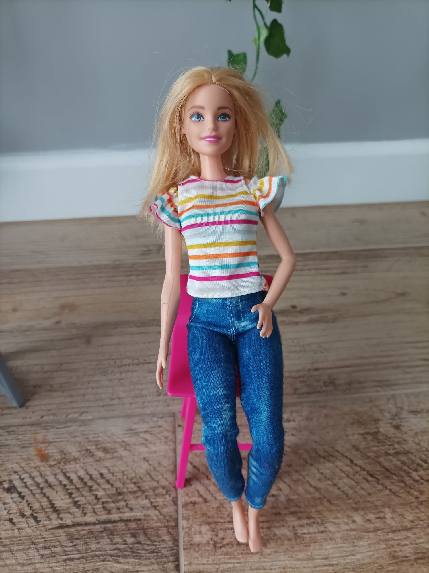 Lalka barbie i zestaw do szycia