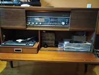 Móvel com rádio e gira discos