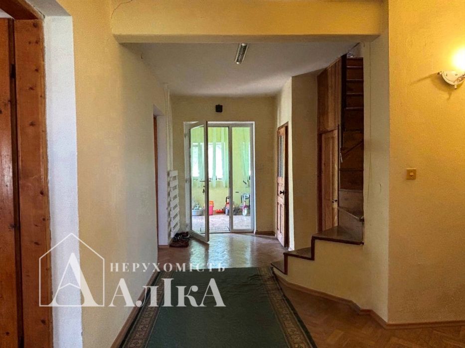 Продам 2-поверховий будинок в хорошій локації