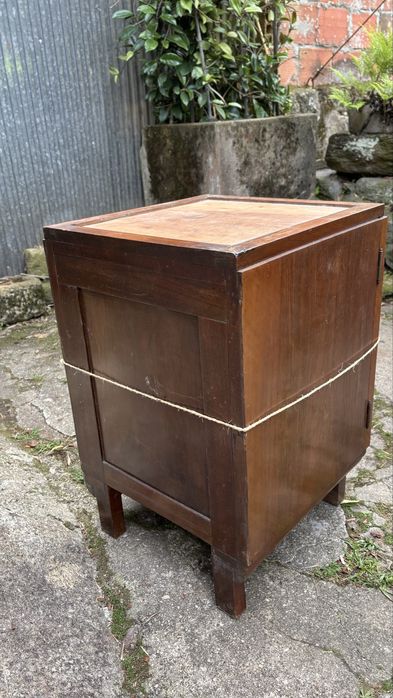 Conjunto de duas mesas de cabeceira