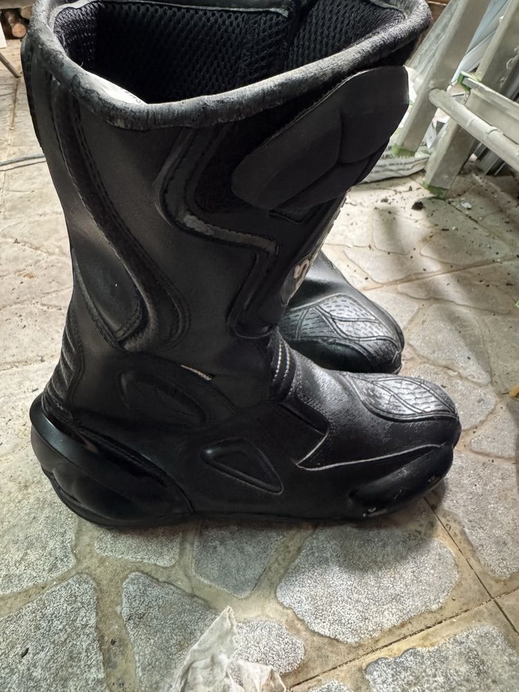 Casaco e dois pares de botas