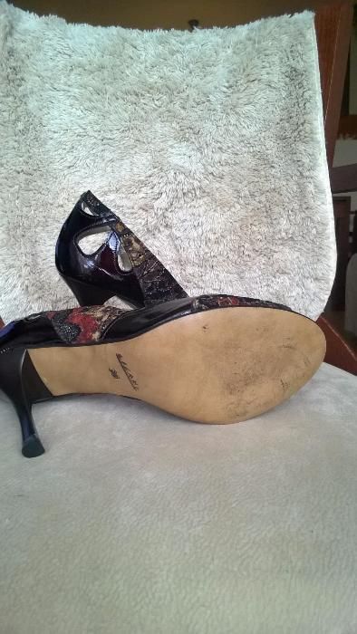 damskie buty typu "szpilki" z odkrytymi palcami