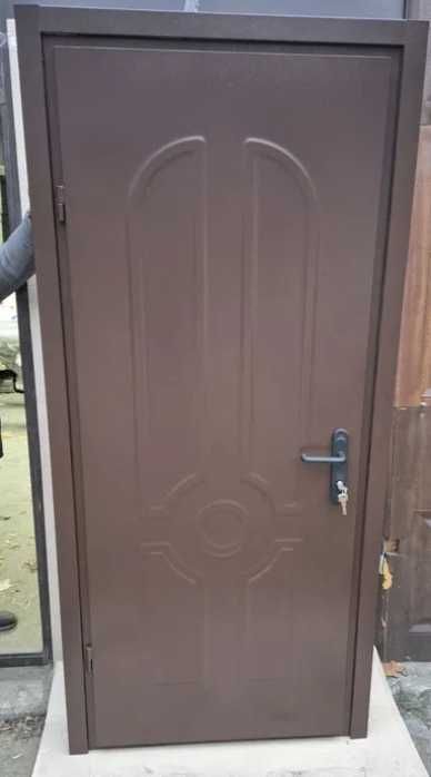Металеві вхідні двері одно- та дволистові