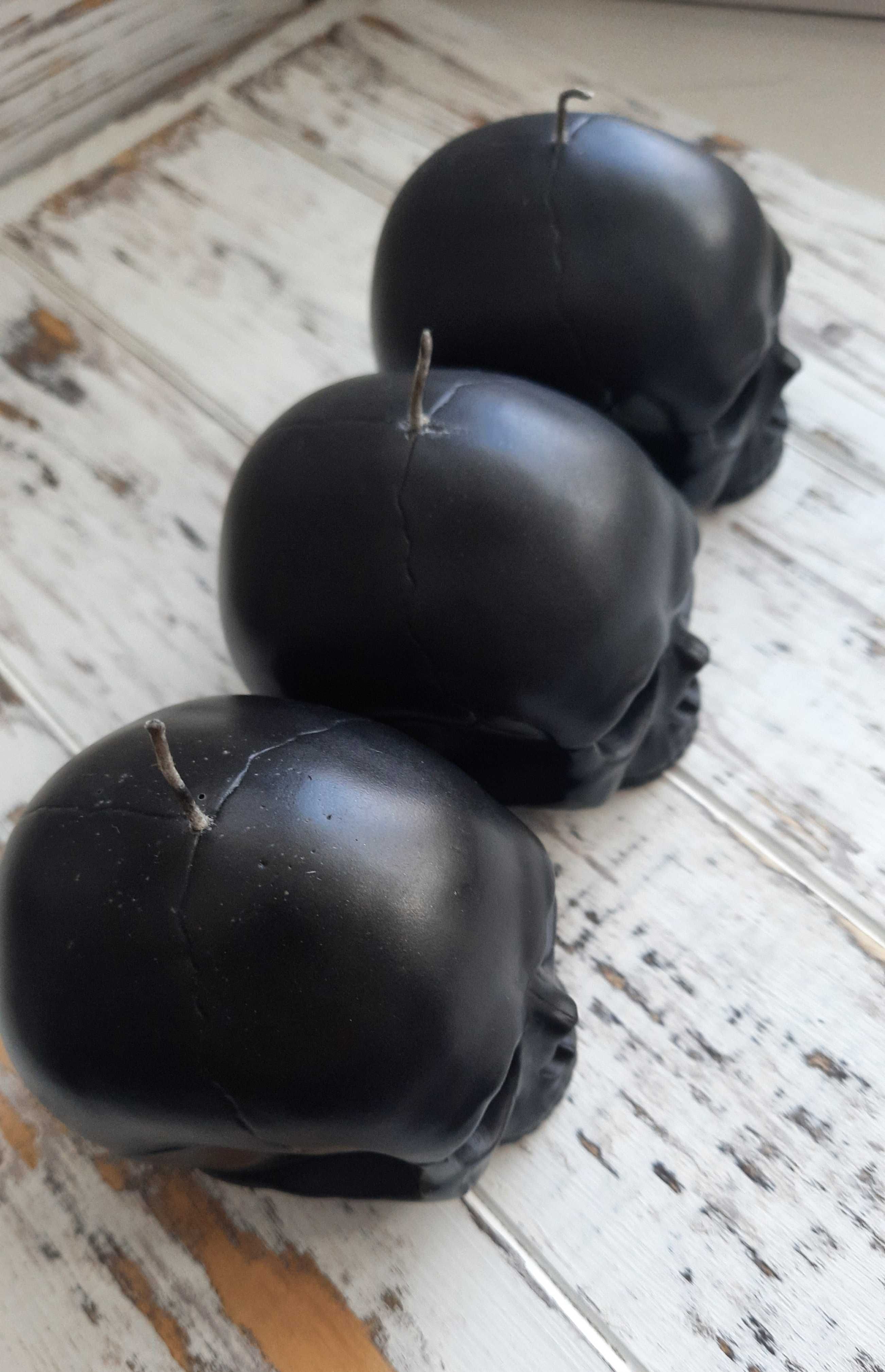 Лот Свічки парафінові чорні у формі черепа 3 штуки - 180 грн