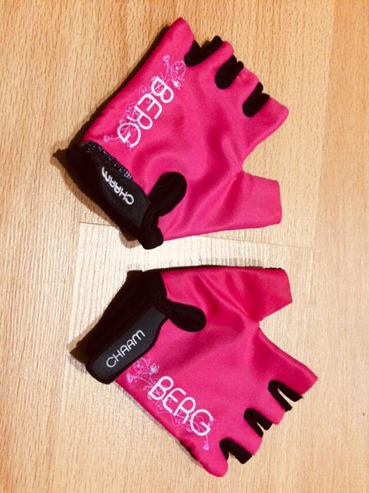 Cotoveleiras, joalheiras e luvas