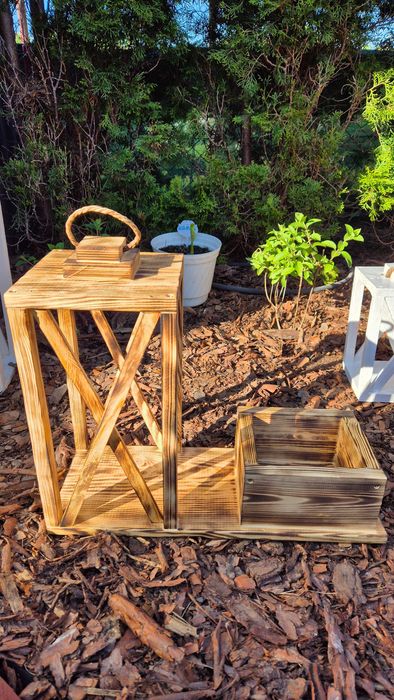 Lampion drewniany opalony na desce z doniczką