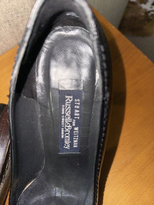 Sapatos de salto alto todos em peke Russell &Bromley