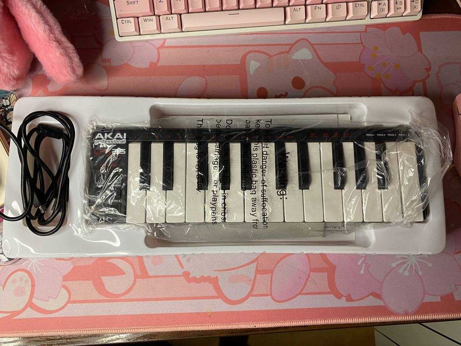 Міді-клавіатура AKAI LPK-25