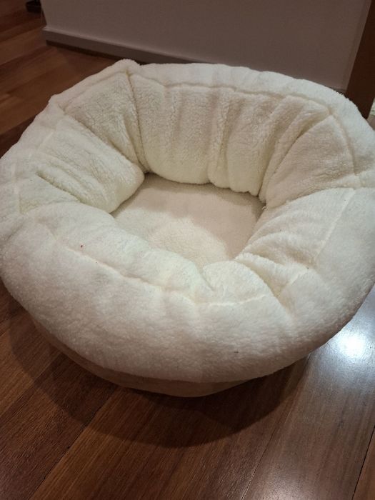 Cama para gato ou cão fofinha e branca interior