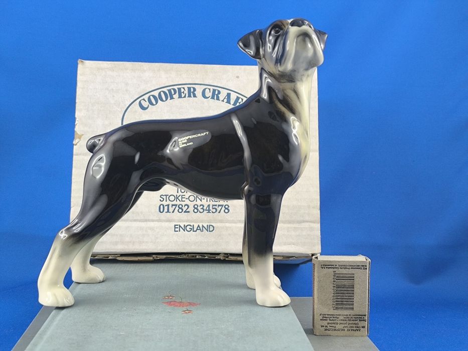 Pies bokser Cooper Craft Anglia #porcelana #dekoracja #ozdoba