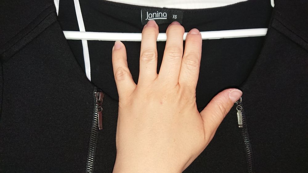 Czarna dopasowana sukienka r. XS