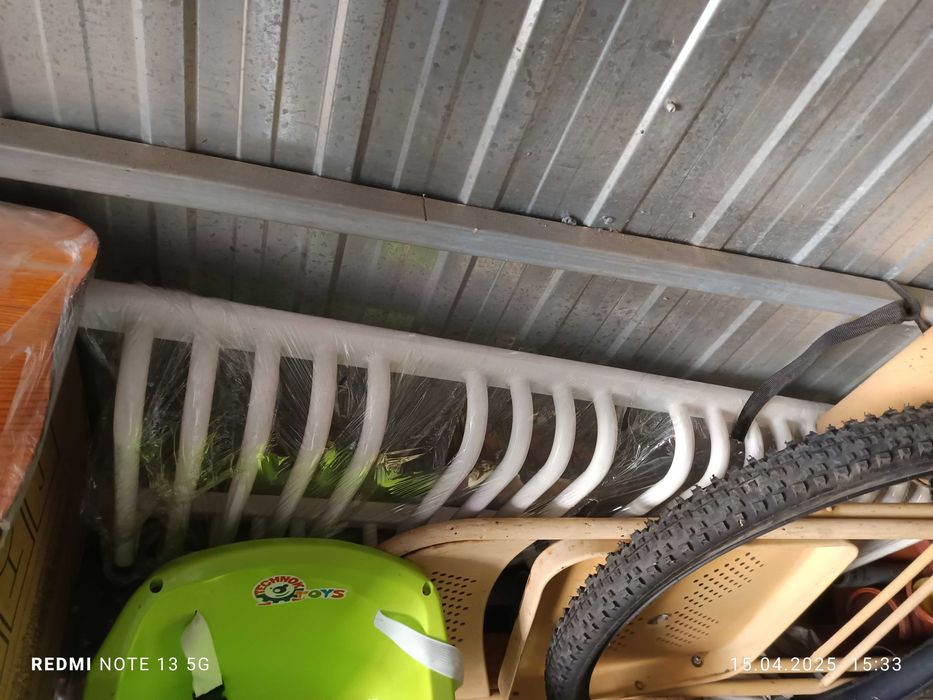 Biały grzejnik w dobrym stanie