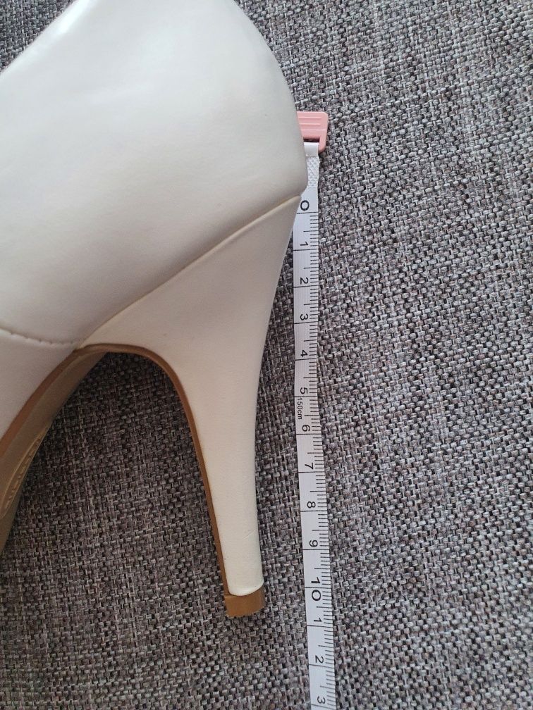 Buty na obcasie, raz założone